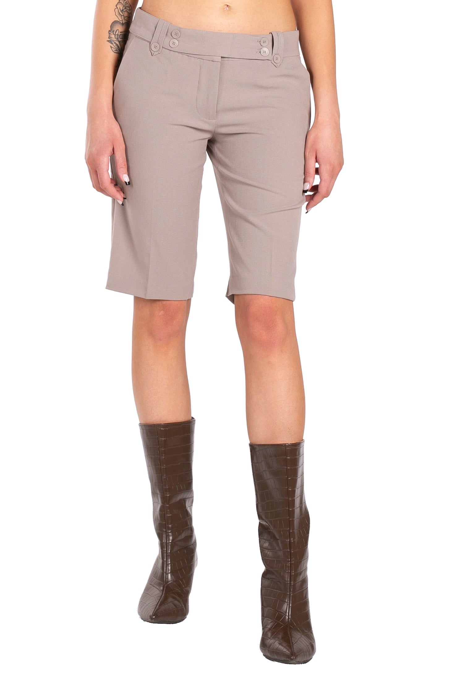Mid-rise Straight-leg Capris.